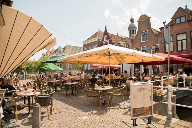 terras op de platte stenen brug